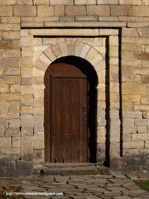 DETALLE PUERTA SUR. RESTOS DE CRISMÓN PINTADO EN LA CLAVE.